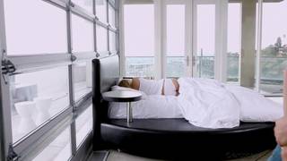 Lilly es la rubia sensual mamando y follando en la cama con su novio