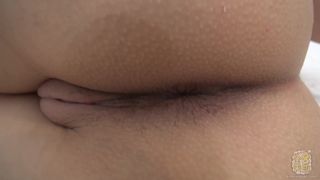 La rubia Sofie exhibe su hermoso coño hinchado en solitario