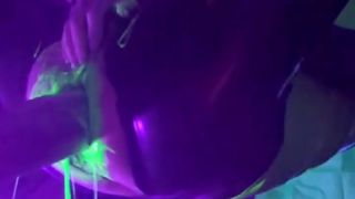 Le mete la mano completa pro el culo y él se lo agradece mucho