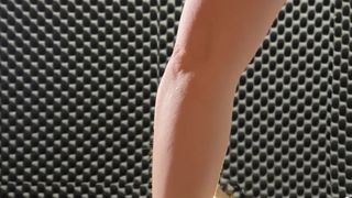 Para venbgarse del novio le abre el culo con ambas manos y aceite