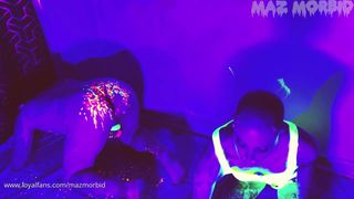 No se cansa de meterle el puño por el trasero con tinta fluorescente