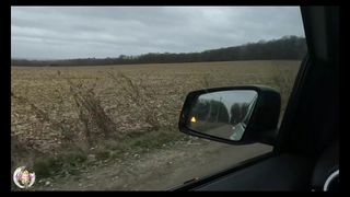 Después de llegar al bosque la rubia solo piensa en mamarle el palo