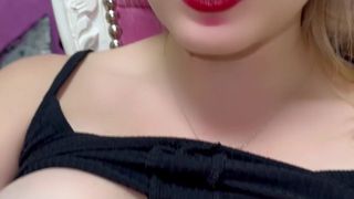 Se ve sensual Bethy Story cuando se masturba en el trabajo