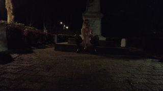 Es de noche pero Louise solo piensa en masturbarse donde sea