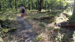 Durante su paseo por la montaña Louise prueba un juguete como polla
