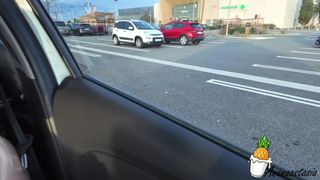 Louiselittlefrench se masturba en su coche en un aparcamiento