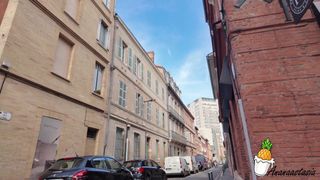 Louise tiene un poco de frío pero igual nos enseña las tetas