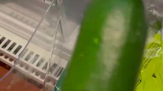 Fk2 busca un pepino para masturbarse el coño con pasión !