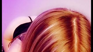 Una bella diablita haciend juegos sexuales con un dildo venoso