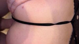 Se nota que a esta chica le fascina mamar una polla y dejarla correrse