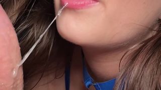 Leachipie hace que su hombre se corra en una taza y se lo bebe todo