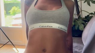 Prisca nos sorprende masturbándose en cámara para que nos corramos