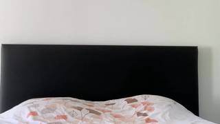 Prisca se folla a si misma por el culo sin importarle nada