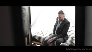 Ella busca un compañero para no masturbarse sola con su dildo