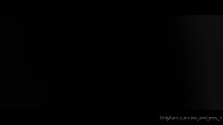 Ella busca un compañero para no masturbarse sola con su dildo