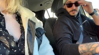 Zorra francesa folla a un conductor desconocido en la naturaleza!