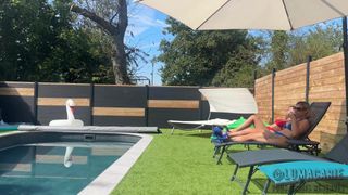 En el jardind e las lesbianas nunca falta la diversión con dildos