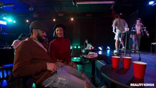 Evelin Stone chupa la polla negra de James Angel en un sitio poético