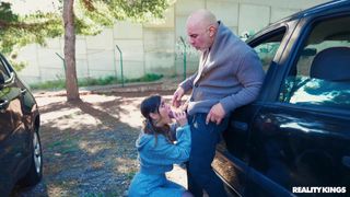 Agatha Shay follando con Christian Clay en la carretera