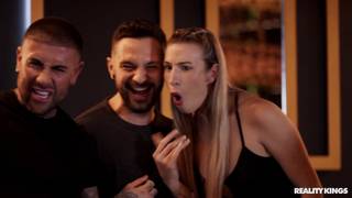 El polvo furtivo de la camarera Lia Lin con Jimmy Bud