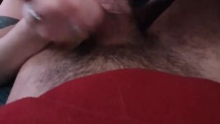 Ha grabado a Naiade mamándole el pito y masturbándolo con pasión