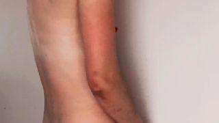 La ropa casi transparente le durará poco al comenzar a masturbarse