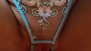 Mira como le entra y sale este dildo largo a esta morena guarra