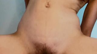 La morena de coño peludo se divierte sola en su silla tocándose La morena de coño peludo se divierte sola en su silla tocándose