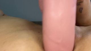 Se ha dejado el coño peludo y se mastruba para que veamos su dildo