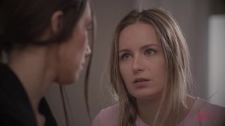 Lesbianismo erótico entre las simpáticas Maya Woulfe y Scarlett Sage