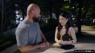 Rikako tiene una aventura nocturna en Tokio con una polla negra grande