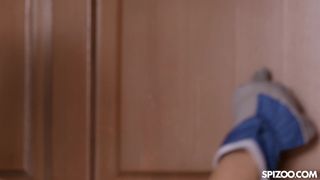 Sofia Lee apenas conoce a Charlie Dean y este se le corre en la cara