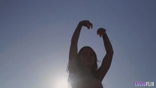 Honey Gold es follada por Seth Gamble afuera en el desierto!