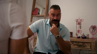 Charles hace arrodillar a su hijastra Madison para que ella chupe