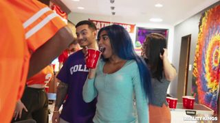 La joven Violet Ray chupa a todo el equipo de fútbol delante de todos