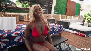 Stephanie Raee está lista para comenzar a chupar la gruesa polla de J Mac