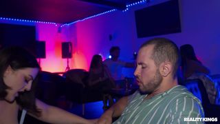 Lucy Lotus se entrega a este hombre y luego se lo chupa en el bar