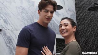 Megan Mistakes se arrodilla para chupar la polla del empresario