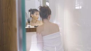El momento más erótico a solas de una chica morena muy cachonda