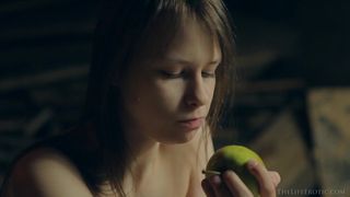 Beata Undine es una chica que se acaricia bien y sensual