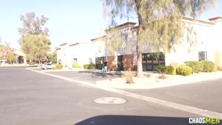 Ty Roderick hace que Benvi le chupe la polla en plena acera