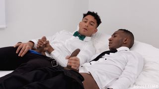 Kenzo Alvarez y Kai Taylor deciden masturbarse mutuamente como gays