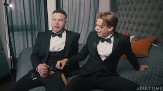 El padrino de Leo Louis ayuda a Marcus masturbándolo antes de la boda