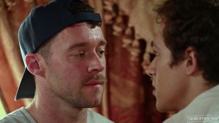 Justin da Jock adora ponerse de rodillas para mamar el pene de Jayden