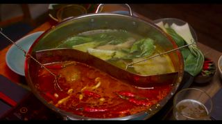 En el hotpot, Zoé y Jonas se excitan con los pimientos junto a su camarero