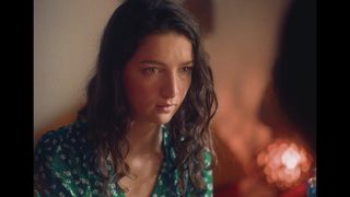 Maisy Taylor y Bunnie Bennet se lo pasan muy bien al borde del lago