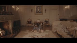 Nora en su nueva casa de campo se masturba eróticamente con sus manos