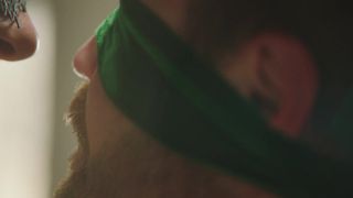 Maeva y Luca tiene los ojos vendados para hacer el sexo sensorial!