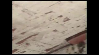 Este tío se prepara bien antes de follar a la morena en una película