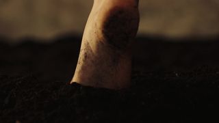 Las carícias más eróticas al cuerpo sucio y los pies de Lucy Huxley